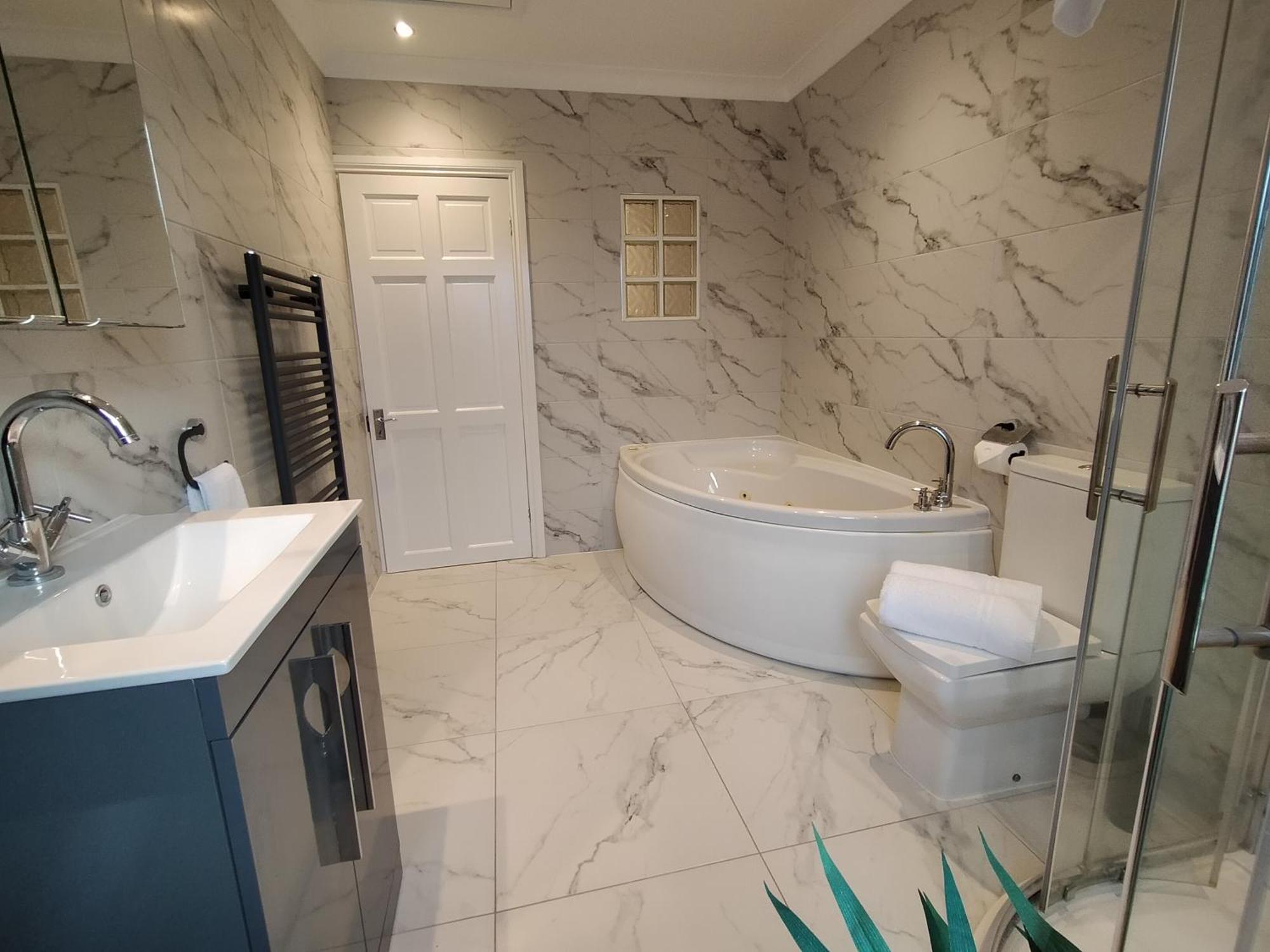 Sirius House - Sleeps 7, Driveway, Garden Villa Crewe Eksteriør bilde
